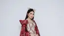Tak kalah totalitas, di sini Ayu Ting Ting tampil bak Putri Cina. Ia mengenakan kostum megah bernuansa putih dan merah yang meriah dengan payet dan bordir emas. [Foto: Instagram/ayutingting92]