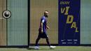 Pemain baru Barcelona, Arturo Vidal, saat perkenalan di Stadion Camp Nou, Senin, (7/8/2018). Barcelona merogoh kocek sebesar 19 juta euro untuk mengamankan jasa pria berkebangsaan Cile itu. (AP/Manu Fernandez)