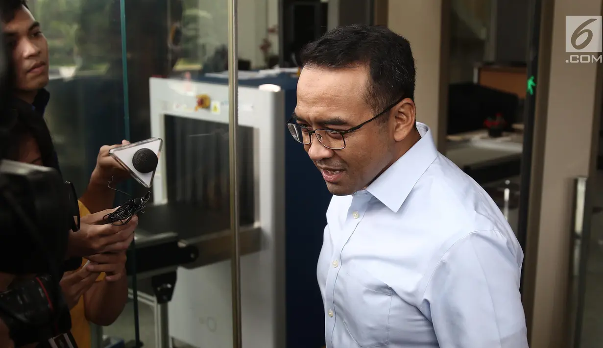Mantan Ketua Komisi II DPR, Chairuman Harahap menunggu di lobby KPK, Jakarta, Selasa (5/6). Chairuman diperiksa sebagai saksi terkait tersangka Irvanto Hendra Pambudi dan Made Oka Masagung. (Liputan6.com/Herman Zakharia)