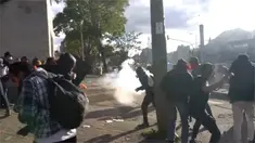 Aksi unjuk rasa menuntut kenaikan dana pendidikan oleh mahasiswa di Bogota, Kolombia, berujung ricuh.