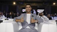 Pemain Portugal, Cristiano Ronaldo berpose saat menghadiri acara Globe Soccer Awards yang berlangsung di Dubai, Uni Emirat Arab, Jumat (27/12/2024) waktu setempat. (AP Photo/LaPresse/Fabio Ferrari)