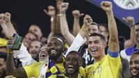 Pemain Al Nassr, Cristiano Ronaldo, merayakan keberhasilan menjadi juara Liga Champions Arab 2023 di King Fahd Stadium, Taif, Sabtu (12/8/2023). (AP Photo/Samah Zidan)