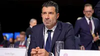 Mantan pesepak bola Portugal, Luis Figo, tampak memperhatikan menjelang dimulainya Kongres Biasa UEFA ke-50 di Brussels pada 12 Februari 2026. (Pau BARRENA/AFP)