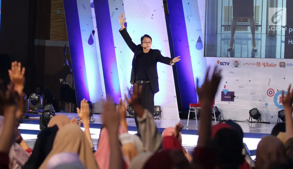 Motivator Tung Dasem Waringin saat memberikan motivasi  dan berinteraksi dengan para peserta EGTC di geleran Emtek Goes To Campus 2018 di Universitas Negeri Semarang (UNNES), Semarang, Rabu (18/7). (Liputan6.com/Herman Zakharia)
