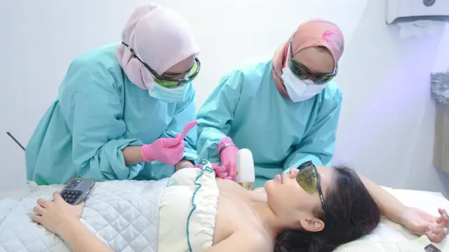 dr Alya sedang merawat kulit wajah influencer Lula Lahfah di Alya Esthetic Center