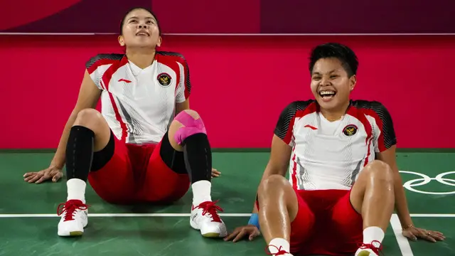 Foto: Momen Luapan Kegembiraan Pasangan Greysia Polii dan Apriyani Rahayu Saat Berhasil Sabet Medali Emas Olimpiade Tokyo 2020