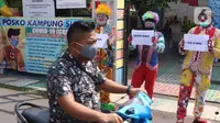 Komunitas badut tangerang raya (Batara) bersama kelurahan Larangan Selatan melakukan sosialisai pembatasan sosial bersekala besar (PSBB) di Tangerang, Kamis (16/4/2020). Mulai tanggal 18 april mendatang Tangerang Raya akan melakukan PSBB hingga 3 mei. (Liputan6.com/Angga Yuniar)