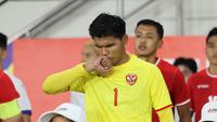 Kiper&nbsp;Timnas Indonesia, Cahya Supriadi bersiap saat melawan Filipina pada laga Grup B Piala AFF 2024 yang berlangsung di Stadion Manahan, Solo, Jawa Tengah, Sabtu (21/12/2024). (Bola.com/Abdul Aziz)