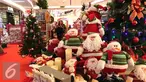 Pengunjung memilih pernak pernik natal di Lippo Mall Kemang, Jakarta, Rabu (16/12). Jelang perayan natal banyak masyarak berburu pernak pernik natal untuk menghiasi perayan natal 2015. (Liputan6.com/Angga Yuniar)