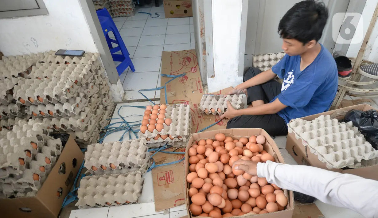 Petugas menyiapkan paket sembako untuk dibagikan kepada warga di Kelurahan Pondok Benda, Tangerang Selatan, Minggu (25/10/2020). Dua paket sembako dari Kementerian Sosial dan Presiden tersebut diberikan kepada 475 warga di seluruh Kelurahan Pondok Benda. (merdeka.com/Dwi Narwoko)
