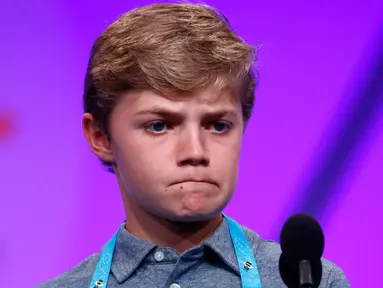 Grant Wiebe (13), peserta dari Colorado berkompetisi pada babak ketiga Scripps National Spelling Bee di Oxon Hill, Maryland, Selasa (28/5/2019). Kompetisi mengeja ini yang tertinggi di AS, dengan peserta yang juga berasal dari negara lain. (AP/Patrick Semansky)