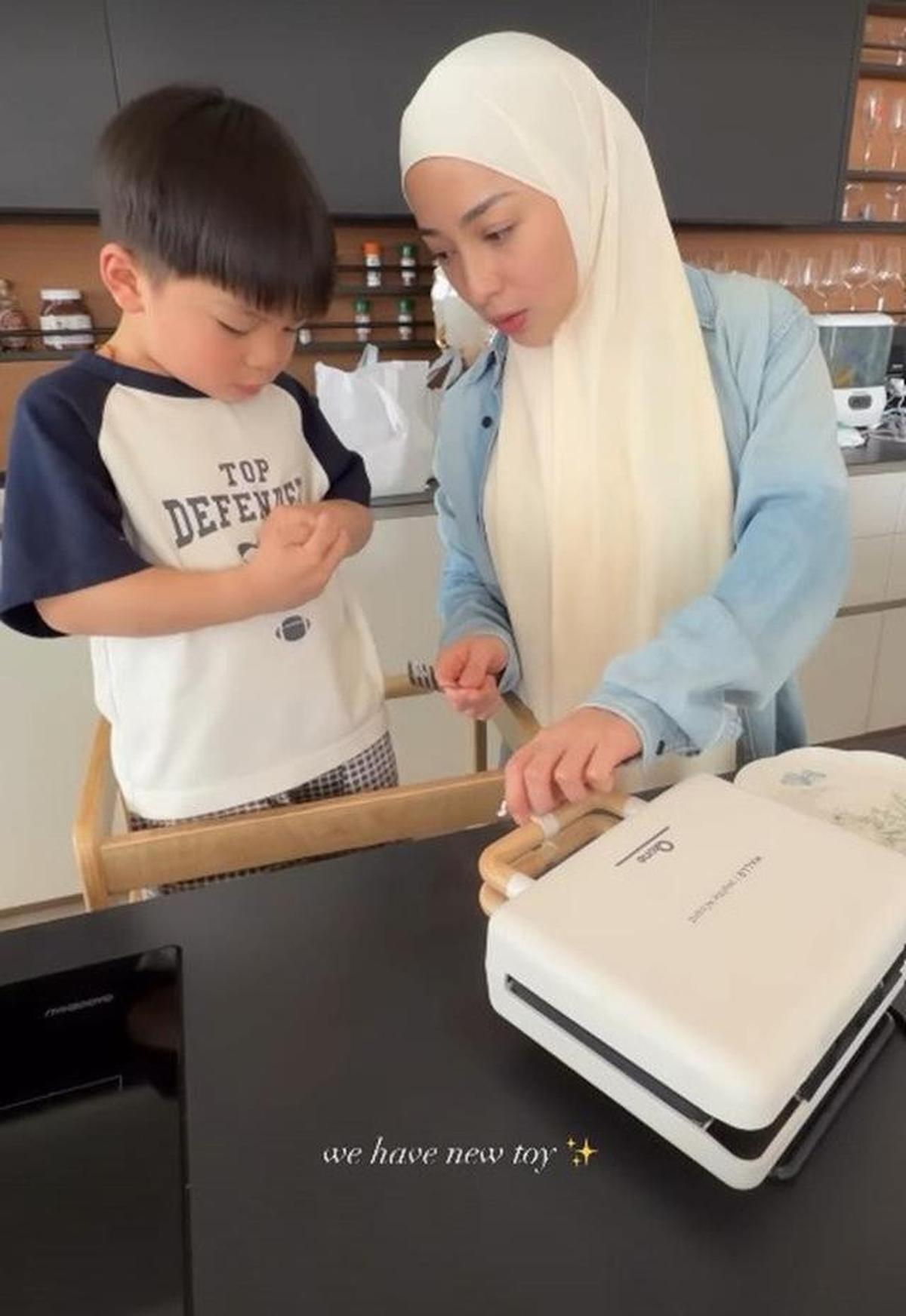 7 Gaya Hijab Simpel Terbaru ala Nikita Willy, Tampil Elegan dan Anggun di Setiap Momen