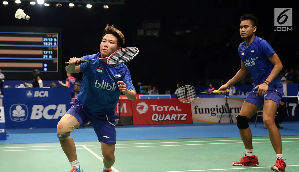 Ganda Campuran Indonesia, Tontowi Ahmad/Liliyana Natsir mengembalikan kok ke Hafiz Faizal/Shela Devi Aulia di Babak Kedua Indonesia Open 2017 di Jakarta, Jumat (16/6). Tontowi Ahmad/Liliyana Natsir menang 21-17, 22-20. (Liputan6.com/Helmi Fithriansyah)
