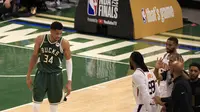Bintang Bucks Giannis Antetokounmpo (no 34) tampil gemilang di gim ketiga NBA Finals 2021 melawan Suns (AFP)
