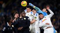 Sejumlah pemain Chelsea (kiri) dan pemain Leeds United berduel udara dalam laga lanjutan Liga Inggris 2025/2026 di Elland Road, Leeds, Inggris, Rabu (03/12/2025). (AP Photo/PA/Mike Egerton)