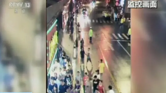 Detik-detik sebuah papan iklan jatuh menimpa pejalan kaki. Akibatnya tiga orang tewas dan enam orang terluka.