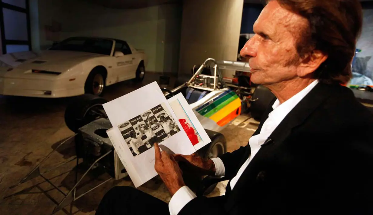 Tragedi San Marino Grand Prix 1994 di Italia menewaskan pembalap asal Brasil, Ayrton Senna. Mantan pembalap F1 Brasil Emerson Fittipaldi memegang gambar Ayrton Senna, Sao Paolo, Kamis (10/04/2014) (Reuters/Paulo Whitaker).