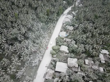 Foto udara rumah-rumah yang tertutup abu setelah letusan Gunung Bulusan secara tiba-tiba, di Kota Juban, Provinsi Sorsogon, selatan Manila, Filipina, Minggu (5/6/2022). Gunung Bulusan di Filipina mengalami erupsi dan memuntahkan abu vulkanik hingga membuat pemerintah setempat mengevakuasi masyarakat dari kota-kota yang tertutup abu.(SHARBYN SAYAT / AFP)