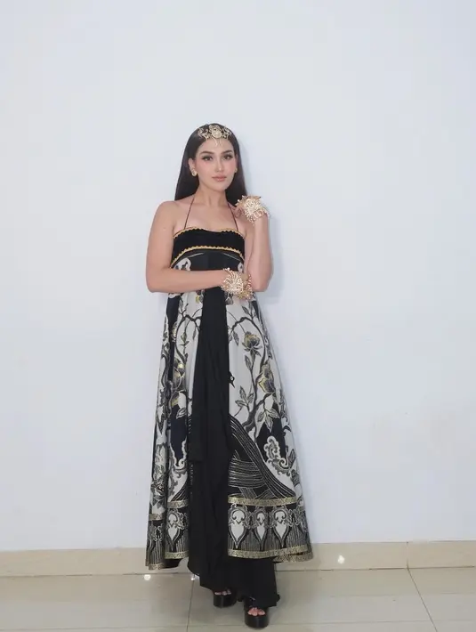 Ayu Ting-Ting mengenakan busana tradisional bernuansa batik rancangan desainer Era Soekamto [@ayutingting92]