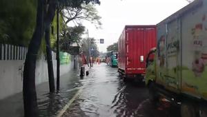 Ruas Jalan Daan Mogot, Jakarta Barat banjir akibat hujan yang mengguyur pada Kamis (22/1/2026) pagi. (Foto: Akun X @TMCPoldaMetro).