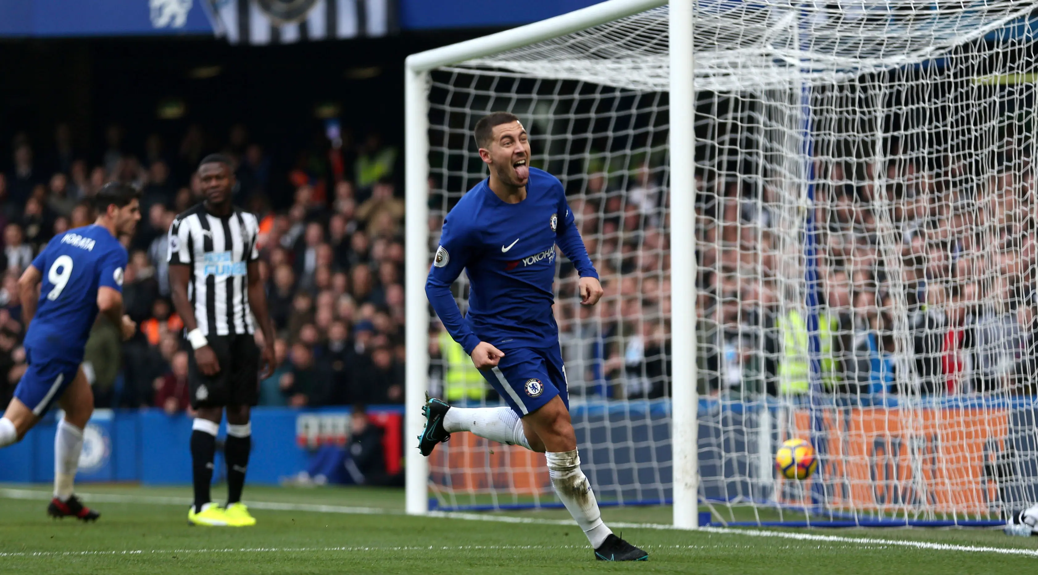 Pemain Chelsea Eden Hazard melakukan selebrasi usai mencetak gol saat melawan Newcastle dalam pertandingan Liga Inggris di Stamford Bridge, London (2/12). Chelsea menang telak 3-1 atas Newcastle. (Steven Paston / PA via AP)