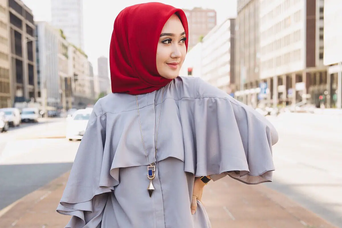 [Bintang] Siap Mudik Lebaran, Ikuti Gaya Andalan Dian Pelangi dan 2 Hijab Desainer Indonesia Ini