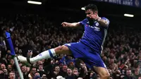 Striker Chelsea, Diego Costa, merayakan gol yang dicetaknya ke gawang Stoke City pada laga Liga Inggris di Stadion Stamford Bridge, Inggris, Sabtu (31/12/2016). (Reuters/Eddie Keogh)