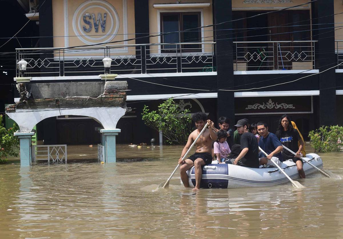 FOTO: Banjir Luapan Kali Angke, Pemuda Tangerang Bahu-Membahu Evakuasi Warga