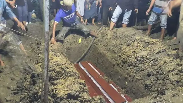 7 Momen Pemakaman Chacha Sherly di Kampung Halaman, Penuh Haru