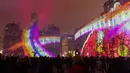 Sebuah seni instalasi lampu yang bertema Sans Dessus Dessous menghiasi bangunan des Terreaux saat persiapan Festival of Lights di pusat Kota Lyon, Prancis (7/12). Festival ini salah satu festival yang paling terkenal di Lyon. (Reuters/Emmanuel Foudrot)