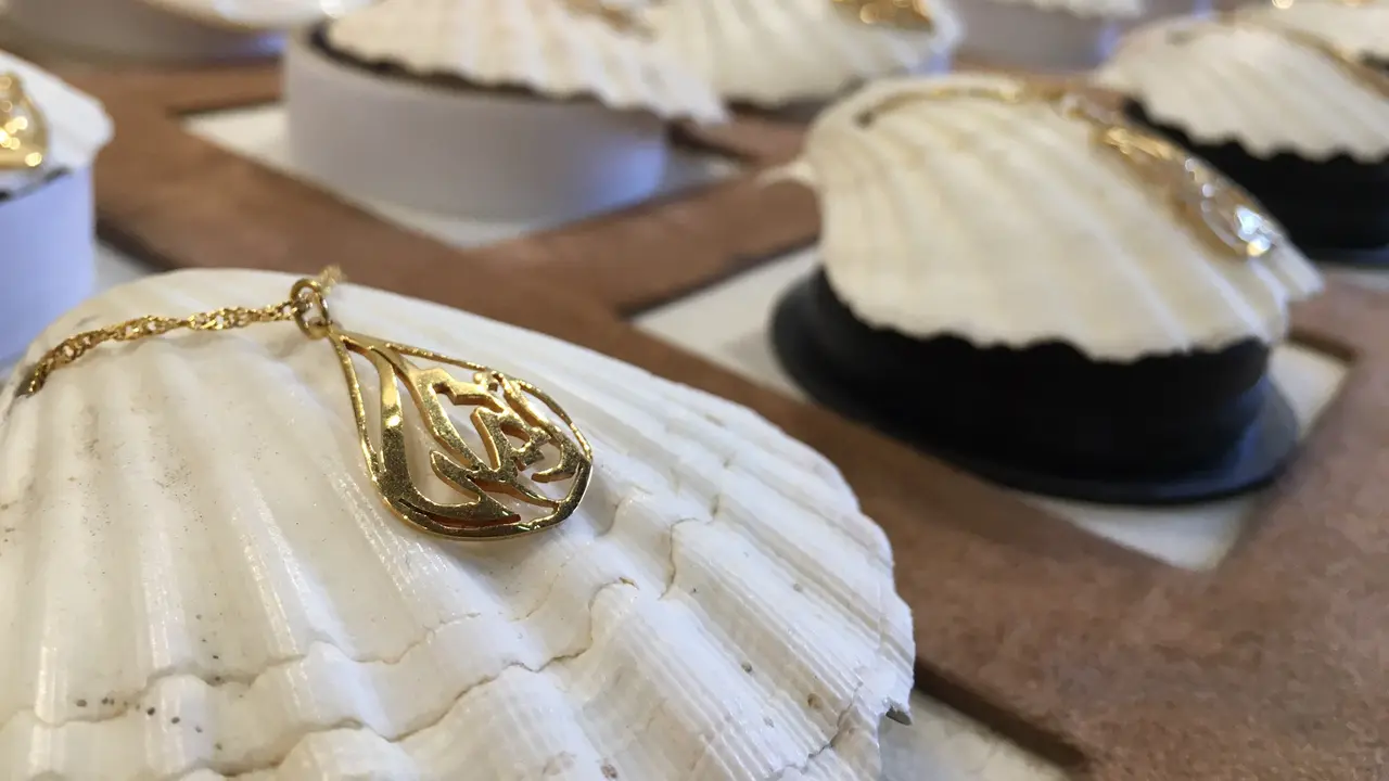 Kerajinan perhiasan kaligrafi Arab di Al Bastakiya, Dubai
