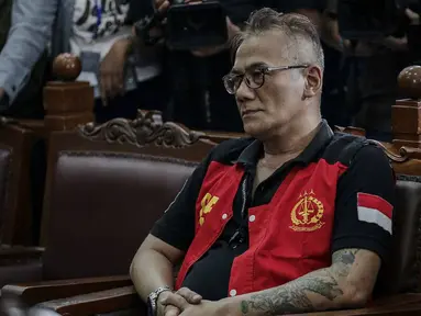 Aktor senior Tio Pakusadewo menjalani sidang pembacaaan dakwaan kasus penyalahgunaan narkoba di Pengadilan Negeri (PN) Jakarta Selatan, Senin (30/4). Tio yang sebelumnya berewokan dan gondrong tampil rapi dengan rambut cepak. (Liputan6.com/Faizal Fanani)