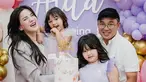 Setiap tahunnya, perayaan ulang tahun Alita selalu memiliki tema yang berbeda dan menarik. Tema-tema tersebut dipilih dengan mempertimbangkan kesukaan dan perkembangan Alita. Dekorasi yang meriah, kue ulang tahun yang cantik, dan kehadiran keluarga dan teman-teman dekat selalu menjadi ciri khas dari perayaan ulang tahun anak sulung Alice Norin ini. (Liputan6.com/IG/@alicenorin)
