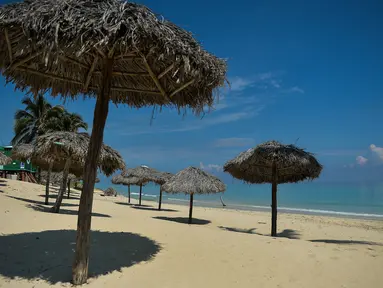 Pemandangan pantai kosong akibat pandemi COVID-19 di Havana, Kuba pada 26 Agustus 2020. Pihak berwenang di Havana, kota berpenduduk 2,2 juta, telah menangguhkan transportasi umum, melarang akses ke pantai serta menutup restoran, bar dan kolam renang menyusul lonjakan kasus Corona. (YAMIL LAGE/AFP)