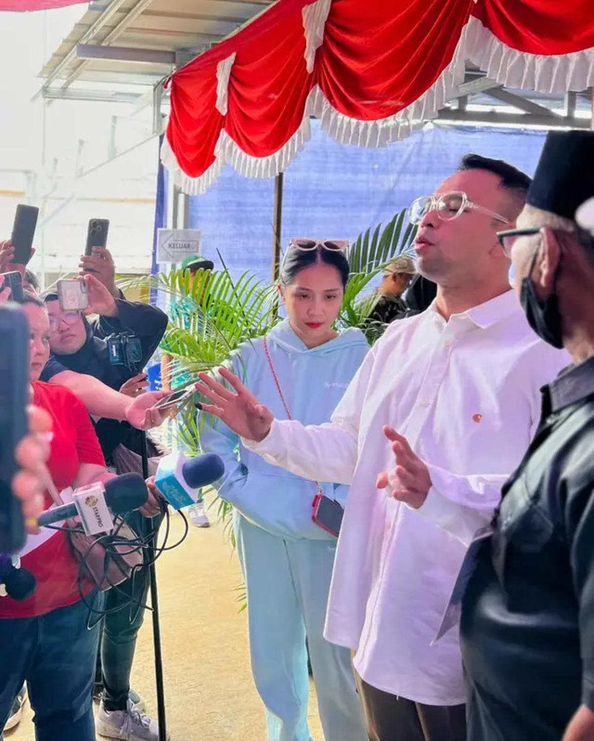 6 Potret Raffi Ahmad dan Nagita Slavina Nyoblos di TPS Pilkada 2024, Berharap Pesta Demokrasi Damai