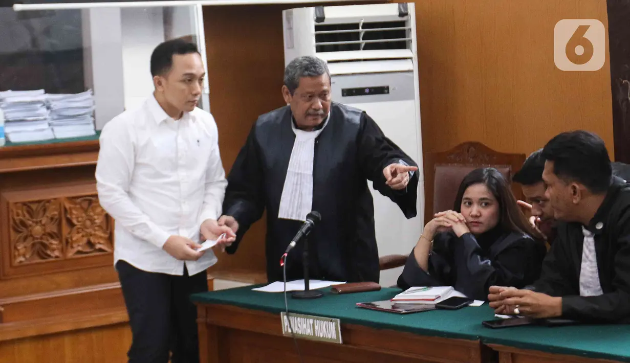 Terdakwa Ricky Rizal berbincang dengan kuasa hukumnya saat menjalani  sidang tuntutan kasus pembunuhan berencana terhadap Brigadir Nofriansyah Yosua Hutabarat atau Brigadir J di Pengadilan  Negeri Jakarta Selatan, Senin (16/1/2023). Majelis Hakim menilai Ricky Rizal terbukti secara sah dan meyakinkan telah melakukan pembunuhan berencana terhadap Brigadir Yosua. (Liputan6.com/Herman Zakharia)