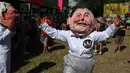 Seorang penampil mengenakan topeng yang menggambarkan Elon Musk di areal Shangri-la pada hari ke-2 festival Glastonbury di desa Pilton, Somerset, Inggris barat daya, pada tanggal 22 Juni 2023. Festival ini berlangsung dari tanggal 21 Juni hingga 26 Juni. (Photo by Oli SCARFF / AFP)