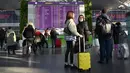 Pelancong menunggu di papan keberangkatan sebelum penerbangan mereka di bandara Boryspil, luar Kiev, 13 Februari 2022. Ukraina berjanji menjaga wilayah udaranya terbuka untuk perjalanan internasional setelah negara Barat memperingatkan pasukan Rusia dapat menyerang kapan saja. (Sergei Supinsky/AFP)