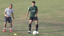 Pemain Timnas Indonesia U-22, Andy Setyo, mengontrol bola saat latihan di Lapangan ABC Senayan, Jakarta, Senin (7/1). Latihan ini merupakan persiapan jelang Piala AFF U-22. (Bola.com/Vitalis Yogi Trisna)