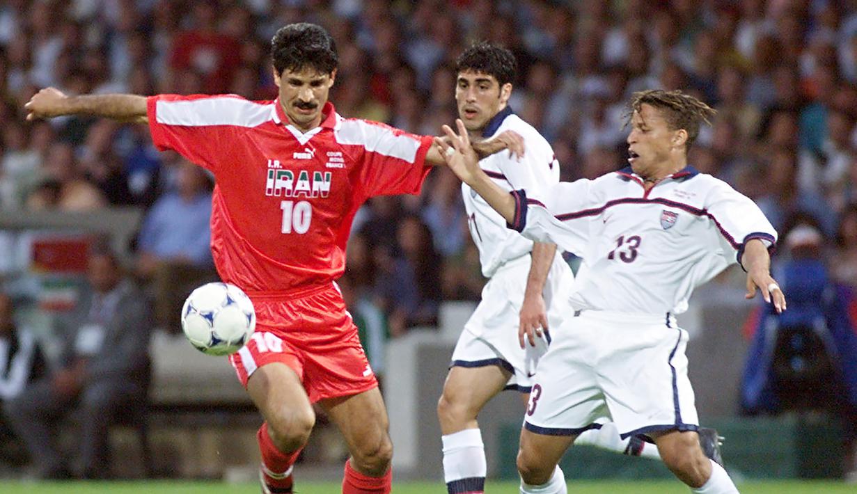 Ali Daei. Eks striker Timnas Iran berusia 53 tahun yang telah pensiun pada Juli 2007 bersama Saipa FC ini tercatat sebagai pencetak gol terbanyak bagi Timnas Iran sepanjang masa dengan raihan 109 gol dari total 149 penampilan sejak melakukan debut pada 30 November 1992. Bersama Timnas Iran ia tampil dalam dua edisi Piala Dunia pada edisi 1998 dan 2006. Total tampil dalam 5 laga di fase grup dalam dua edisi tersebut, ia hanya mencetak 1 assist pada edisi 1998. (AFP/Gerard Malie)