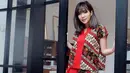 Dan kali ini giliran Gisella Anastasia yang cantik banget dengan setelan batiknya. Warna batik yang didominan merah ini membuat Gisel terlihat semakin merona dan cantik jelita pastinya. (Foto: Instagram)