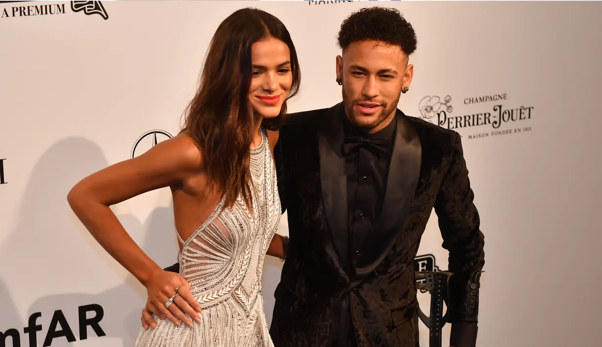 Pemain Paris Saint-Germain (PSG), Neymar mengajak kekasih cantiknya yang juga model, Bruna Marquesine menghadiri acara The Foundation for AIDS Research (amfAR) Gala di Sao Paulo, Brasil, Jumat (13/4). (NELSON ALMEIDA/AFP)