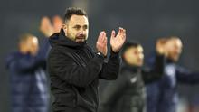 Pelatih Brighton, Roberto De Zerbi memberikan tepuk tangan setelah timnya menang atas Marseille pada laga terakhir Grup B Liga Europa 2023/2024 di American Express Community Stadium, Brighton, Inggris, Jumat (15/12/2023). (AP Photo/Ian Walton)