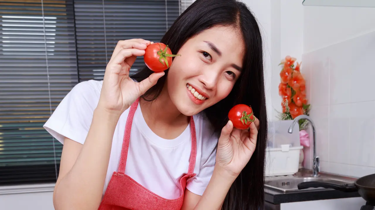 menanam buah tomat
