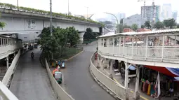 Suasana jalan di kawasan Pasar Tanah Abang, Jakarta, Jumat (27/3/2020). Sebagai upaya pencegahan penularan virus Corona COVID-19, Perumda Pasar Jaya menutup sementara aktivitas perdagangan di Pasar Tanah Abang Blok A, B dan F terhitung 27 Maret hingga 5 April 2020. (Liputan6.com/Helmi Fithriansyah)