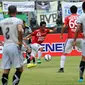 Gelandang Bali United, I Gede Sukadana mencoba menerobos pertahanan Sriwijaya FC saat laga perebutan tempat ketiga Piala Bhayangkara 2016 di Stadion GBK Jakarta, Minggu (3/4/2016). Sriwijaya unggul 2-0. (Liputan6.com/Helmi Fithriansyah)