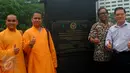 Seniman Tarsan berpose bersama sejumlah tokoh agama saat menghadiri peringatan Hari Perdamaian Internasional di Taman Perdamaian, Kompleks Parlemen, Jakarta, Senin (21/9/2015). (Liputan6.com/Johan Tallo)