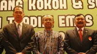 Deputi IV Bidang Peningkatan Prestasi Kemenpora, Gatot Dewa Broto (tengah), bersama Ketum PBSI, Gita Wirjawan, pada pembukaan Munas PBSI di Hotel Bumi, Surabaya, Minggu (30/10/2016). (Bola.com/Fahrizal Arnas)