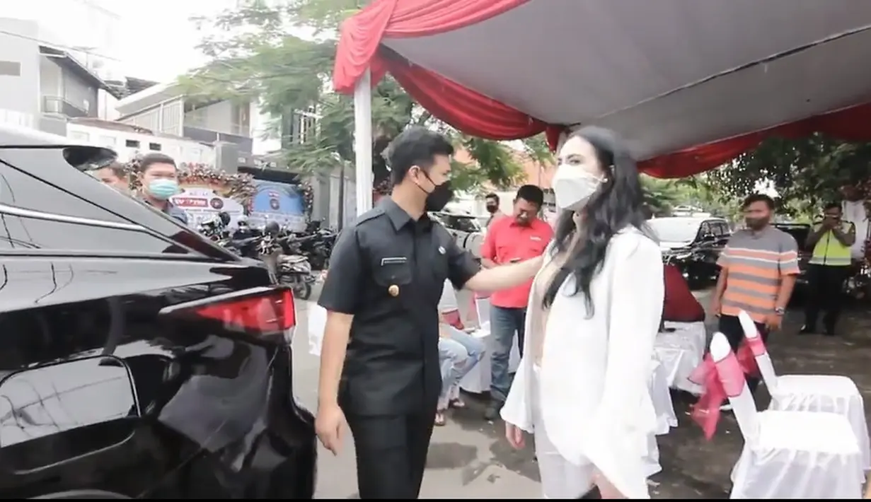 "Terima kasih mas Emil suamiku tercinta..kaget campur haru banget nggak nyangka hari ini dikasih surprise lagi,"tulis Arumi sebagai keterangan video singkatnya.(Instagram/arumibachsin_94)