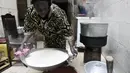 Koki Senegal Thiane Ngom menyiapkan "thiebou dieune" tradisional di rumahnya di Dakar pada 15 Desember 2021. UNESCO memasukan thiebou dieune sebagai Warisan Budaya Tak Benda setelah diajukan oleh Pemerintah Senegal pada Oktober tahun lalu. (SEYLLOU/AFP)